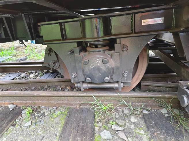 福森号在阿里山青年活动中心平交道出轨。（阿里山林铁及文资处提供∕吕妍庭嘉义传真）