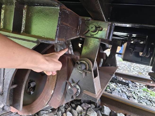 福森号在阿里山青年活动中心平交道出轨。（阿里山林铁及文资处提供∕吕妍庭嘉义传真）