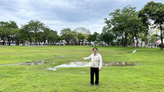 台南市长黄伟哲23日前往视察步道、滞洪草坪等新设施。（张毓翎摄）