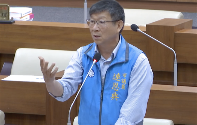 ▲基隆市议员连恩典也表示，社区型的口袋公园，是许多长辈能就近带孙子去玩的地方，前任林市府快速拆光却没有配套，导致这个烂摊子，也希望市府可以尽快处理。（徐佑升摄）