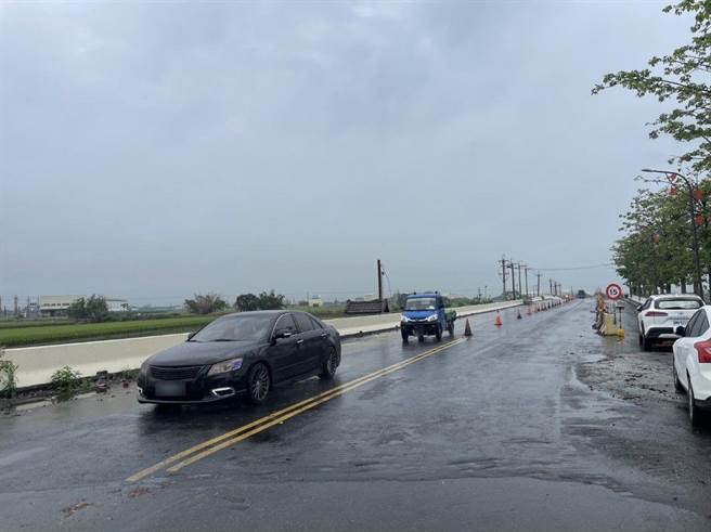 西螺镇县道145线的鱼寮一号桥改建2年仍无法完工，道路品质也不佳，用路人怨声载道。（周丽兰摄）