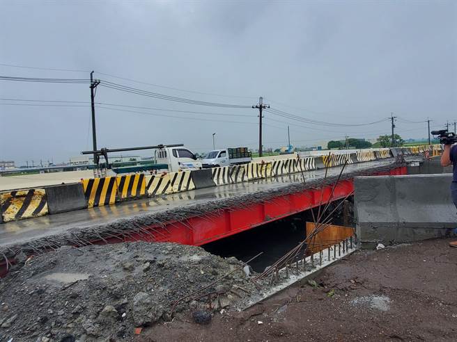 鱼寮一号桥今年2月验收时，设计单位才发觉路幅短少设计1.5公尺，目前正在补做。（周丽兰摄）