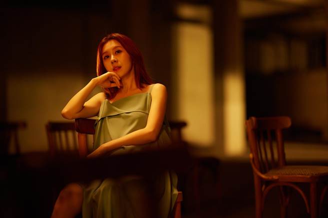 白安〈相遇即是分开〉MV以椅子的排列，象徵着人与人之间的关系与变化。（相信音乐提供）