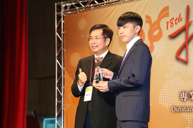 朝阳科大航空机械系学生杨尚勋（右）获颁技职之光证照达人，接受教育部长潘文忠表扬。(朝阳科大提供)