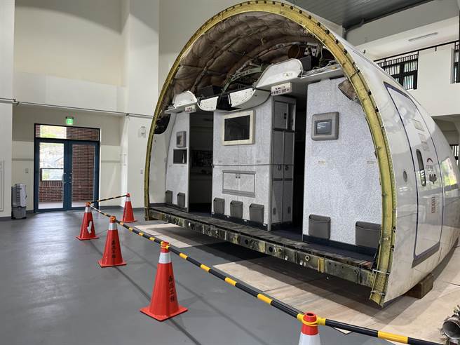 朝阳科大航空学院飞航教室还原机舱设备，模拟客舱情境。（朝阳科大提供）