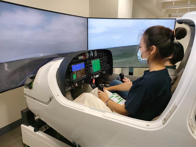为了准备赴美飞行，朝阳科大飞航系学子近日密集训练，图为林欣谚操作DA40基础教练飞行训练模拟机。(朝阳科大提供)