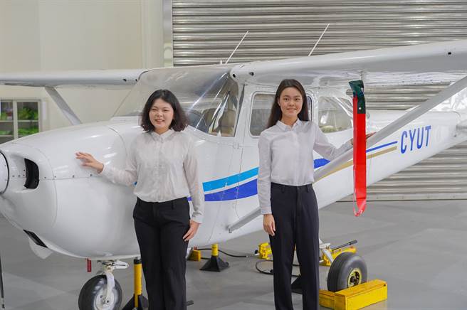 即将赴美的2位朝阳科大飞航系女学生分别是大二的林欣谚(右)及黄靖家(左)。(朝阳科大提供)