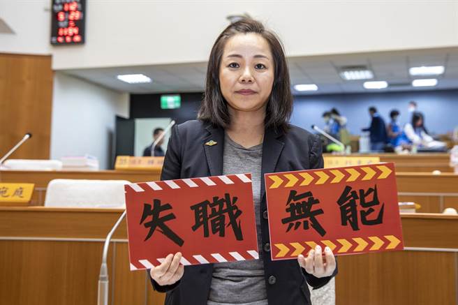 竹北天坑案，县议员邱靖雅追问县府是无能还是失职。（罗浚滨摄）
