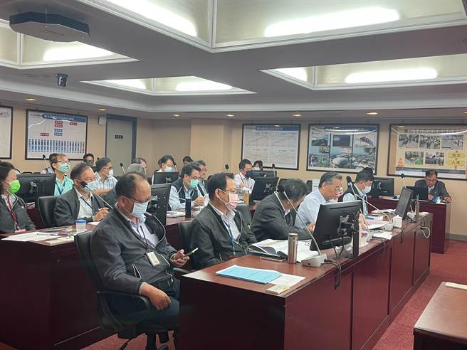 台北市政府捷运局长郑德发表示，规划于中运量月台设置紧急停车按钮，3个月内完成研拟设置方式，并于明年陆续安装结束。（刘彦宜摄）