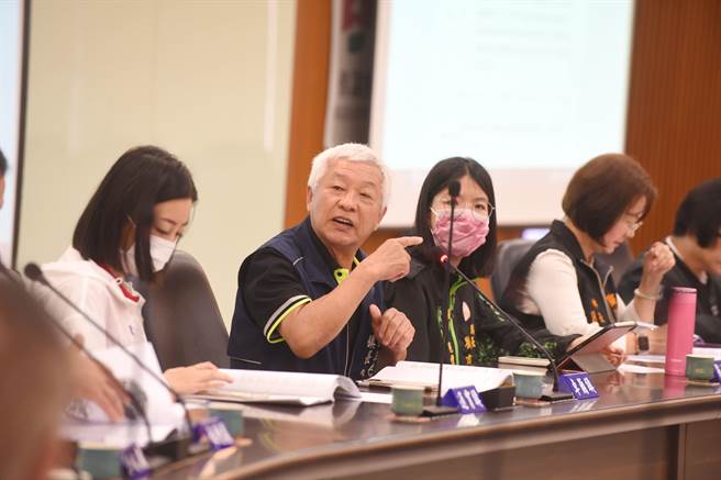 卓兰镇长詹锦章关心卓兰巨峰葡萄因天候影响出现「石葡萄」灾损。（苗栗县政府提供／李京升苗栗传真）