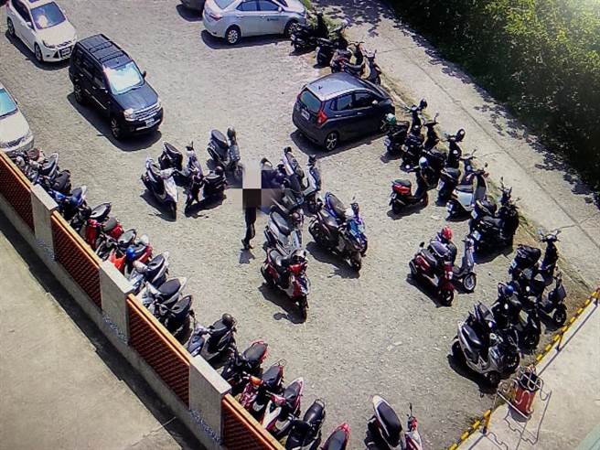 监视器拍下林嫌行窃过程。（翻摄照片／高雄洪靖宜传真）