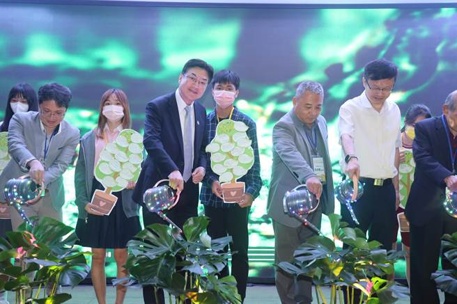 新北市副市长刘和然（左三）今受访表示，市长侯友宜会依相关代理顺序，安排代理副市长。（陈慰慈摄）