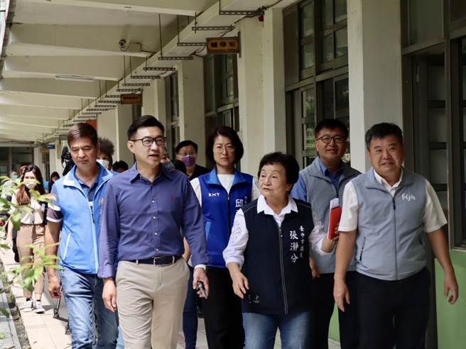 立委江启臣（一排左）争取教育部补助3.76 亿的预算翻新老旧校舍，23日邀集相关单位前往丰东国中、丰田国小视察并讨论后续规画，盼提供学子安全舒适的学习环境。（立委江启臣提供／潘虹恩台中传真）