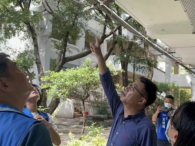 立委江启臣（一排左）争取教育部补助3.76 亿的预算翻新老旧校舍，23日邀集相关单位前往丰东国中、丰田国小视察并讨论后续规画，盼提供学子安全舒适的学习环境。（立委江启臣提供／潘虹恩台中传真）