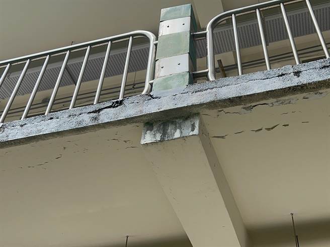 丰东国中校龄已55年，多处墙面裂开、漏水且管线老旧。（立委江启臣提供／潘虹恩台中报导）