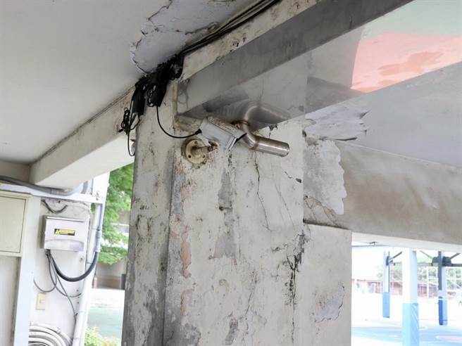 丰田国小校龄44年，仁爱楼校舍耐震能力不足，多处出现结构性损害。（立委江启臣提供／潘虹恩台中报导）