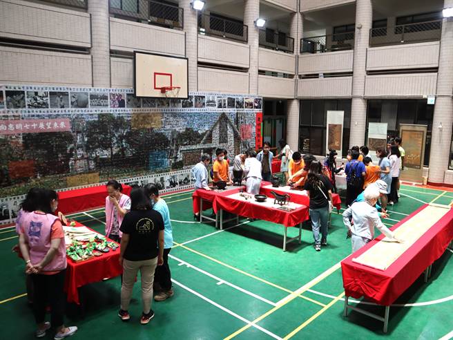 国立故宫博物院与台中市私立惠明盲校23日至25日合作举办「跨越障碍．触摸美丽－故宫之美 eye在惠明」，现场展出多样故宫复制文物。（潘虹恩摄）