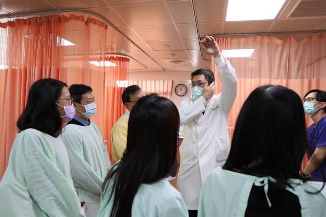 今年花莲地方法院共有23位法官到花莲慈济医院儿少保护区域医疗整合中心参访，主任张云杰在儿科加护病房验伤示范，使用多波域光源机验伤，找出孩童隐藏受伤部位。（花莲慈济医院提供／王志花莲传真）