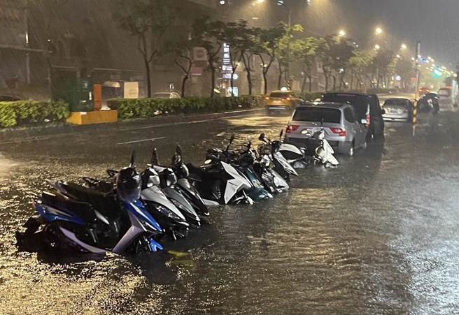 桃园昨晚因大雨淹水，市长张善政的脸书被灌爆，图为芦竹区南山路淹水状况。（水务局提供／蔡依珍桃园传真）