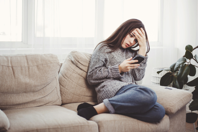 夫在外大搞「姐弟恋」，岳父丧事竟冷回「去看热闹」，糟糠妻崩溃了。（示意图／Shutterstock）