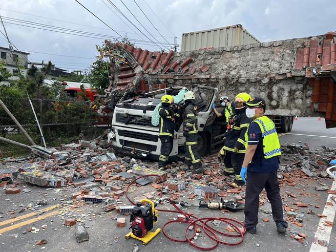 货柜车撞垮庆福寺牌楼，牌楼断裂泥块压毁车头造成1死1伤，南投县议员要求县府清查县内跨越道路建物净高。（南投县议员林儒旸提供／杨静茹南投传真）