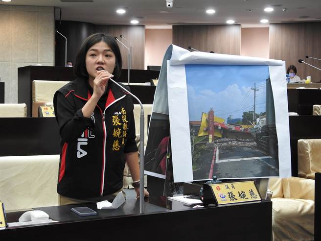 南投县议员张婉慈发现县内大部分宫庙所设置的牌楼，几乎都没标示限制高度，要求县府清查、改善。（杨静茹摄）