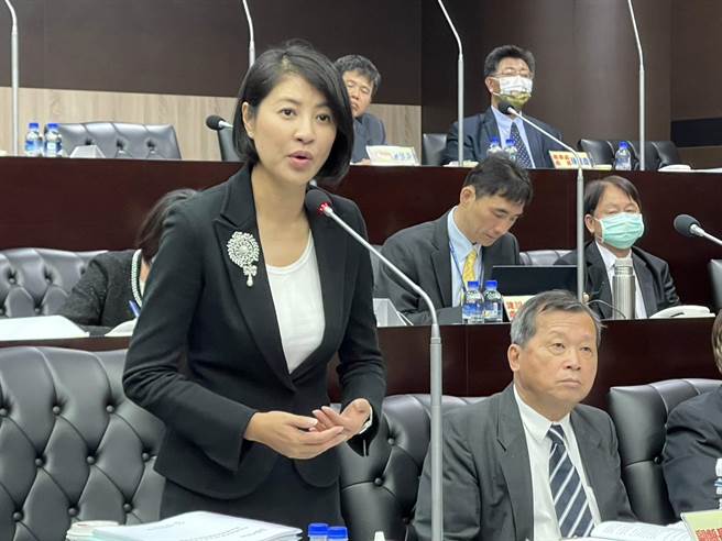 南投县长许淑华表示，各庙宇建置牌楼，须向相关主管机关申请所在位置路权及杂项执照，将请相关局处盘点县内横跨道路建物净高并改善。（杨静茹摄）