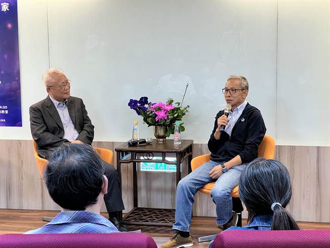 吴念真也说，答应驻校最大的动机，是想知道现在在学的年轻人最关注的、与自身有关的社会议题。（王惠慧摄）