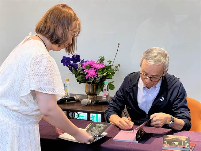 清大华文所硕士生苏柏蓁（左）是绿光剧团的剧迷，特地从家里带来全套《人间条件》的剧本书，请吴念真签名。（王惠慧摄）