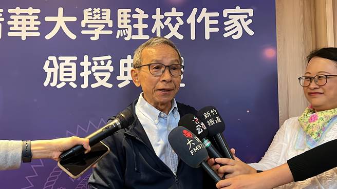 吴念真说，学生的文字应用能力非常好，但也许生命经验并不太足够，有时文字漂亮，但内容空空的，小小的一点感动会加很多水。（王惠慧摄）