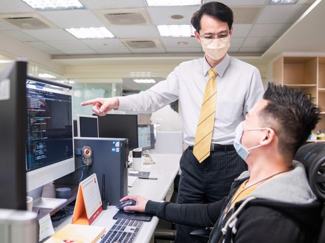 永庆房屋提供资通讯人才1至3月的教育训练，并以实际专案让新进同仁练习，帮助同仁顺利上手！(图/永庆房屋提供)