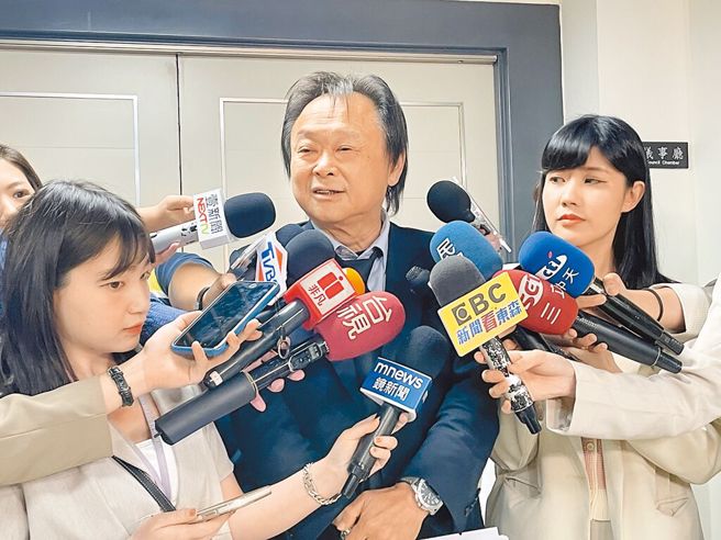 民进党台北市议员王世坚（中）。（中时资料照，刘彦宜摄）