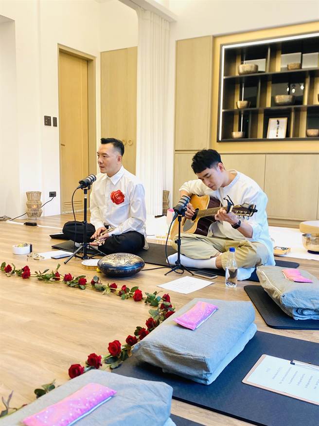 陈谦文与田定丰合唱〈Moola Mantra〉。（唱戏世界娱乐提供）