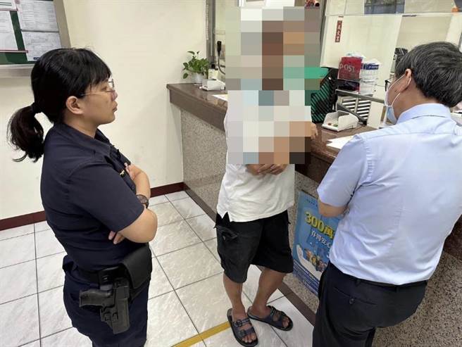 林园分局忠义派出所接获邮局人员通报有民眾疑似遭诈骗要匯款，立即派遣警网赶赴现场。（翻摄照片／高雄洪靖宜传真）