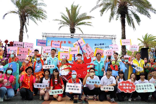 睽违3年，华山基金会终于23日復「爱老人运动会」， 170名长辈全部变装成海洋动物，玩得不亦乐乎，基金会也趁机向各界募集端午节关怀礼。（谢佳潾摄）