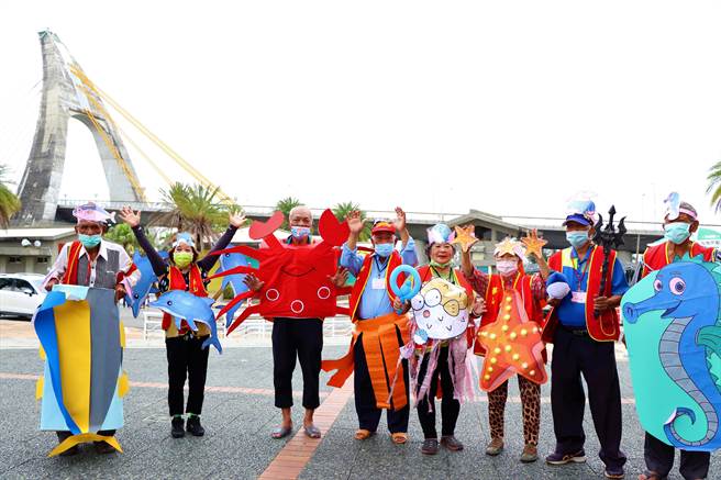 睽违3年，华山基金会终于23日復「爱老人运动会」， 170名长辈全部变装成海洋动物，玩得不亦乐乎，基金会也趁机向各界募集端午节关怀礼。（谢佳潾摄）