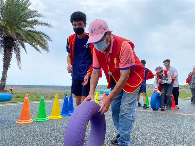 睽违3年，华山基金会终于23日復「爱老人运动会」， 170名长辈全部变装成海洋动物，玩得不亦乐乎，基金会也趁机向各界募集端午节关怀礼。（谢佳潾摄）