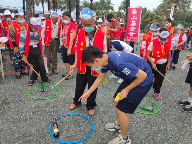 睽违3年，华山基金会终于23日復「爱老人运动会」， 170名长辈全部变装成海洋动物，玩得不亦乐乎，基金会也趁机向各界募集端午节关怀礼。（谢佳潾摄）