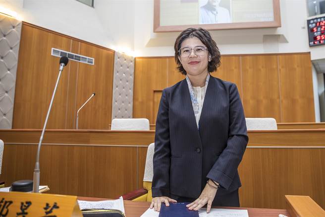 县议员郑昱芸建议县府订定县级摊贩管理自治条例，让庶民经济带来三赢的效益。（罗浚滨摄）