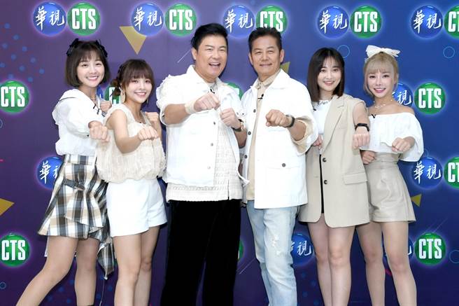 篮篮（左起）、徐凯希、曾国城、徐乃麟、张文绮、巫苡萱今趁录影空檔受访。（华视提供）