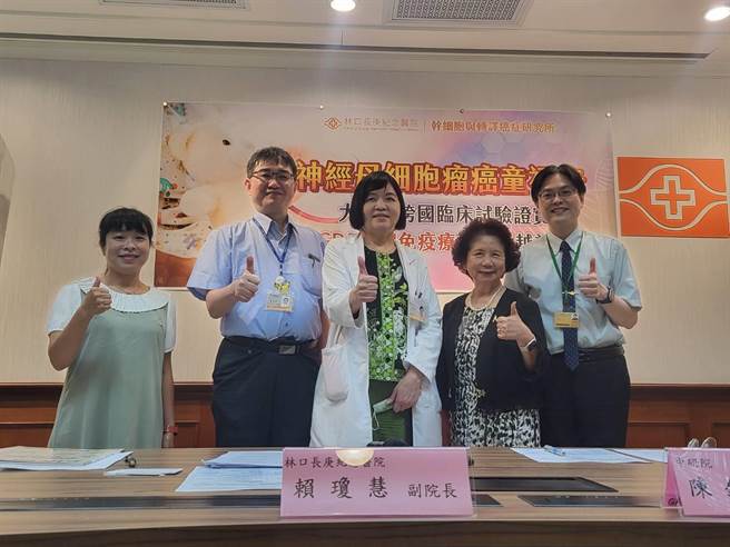 长庚团队与病友妈妈蔡纪苇。（林周义摄）