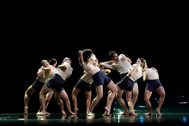 以色列编舞家尤法．皮克再次来台，这次带来舞作《巴赫d小调》。（©Romain Tissot，卫武营国家艺术文化中心提供）