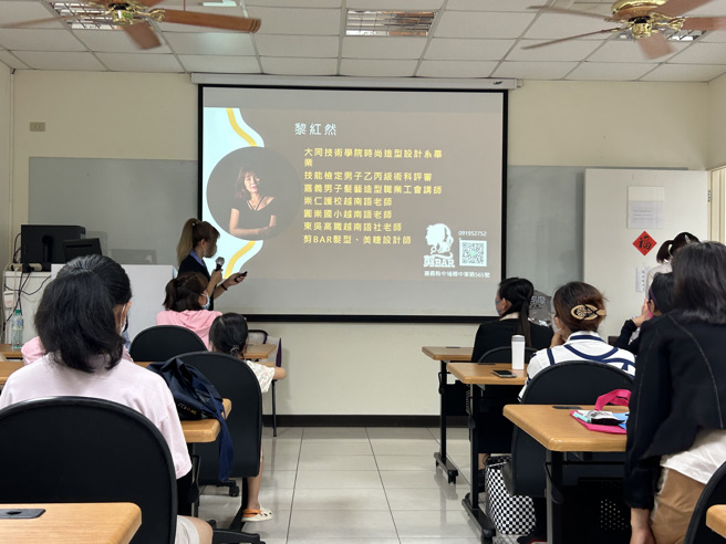 多元文化讲师黎红然自我介绍经歷。(戴志扬翻摄)