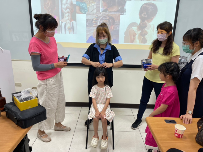 讲师黎红然示范编髮技巧。(戴志扬翻摄)