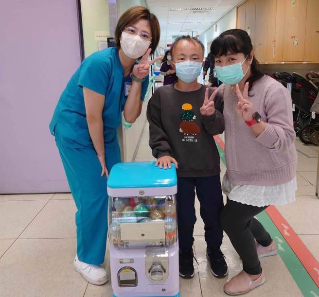 蔡纪苇与儿子谦恩。（蔡纪苇提供／林周义台北传真）