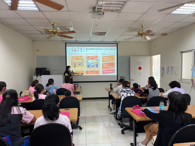 移民署宣导「扩大逾期停(居)留外来人口自行到案专案」。(戴志扬翻摄)