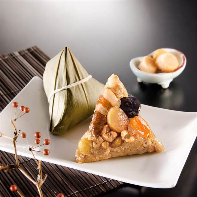 OKmart「呷七碗 冠军干贝粽」6入一包，4包成团，宅配价573元。（OKmart提供）