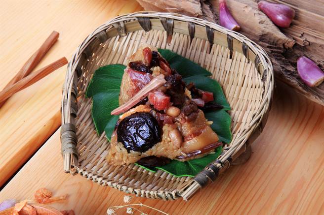 OKmart「状元油饭 港式腊味鲜肉粽」4颗店取价353元，限时第二件95折。（OKmart提供）