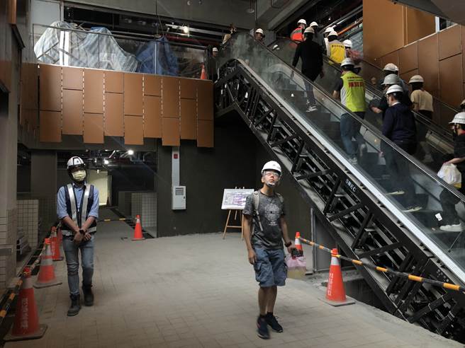 南門市場地下一樓主要使用電扶梯上下樓。（張芷瑜攝）