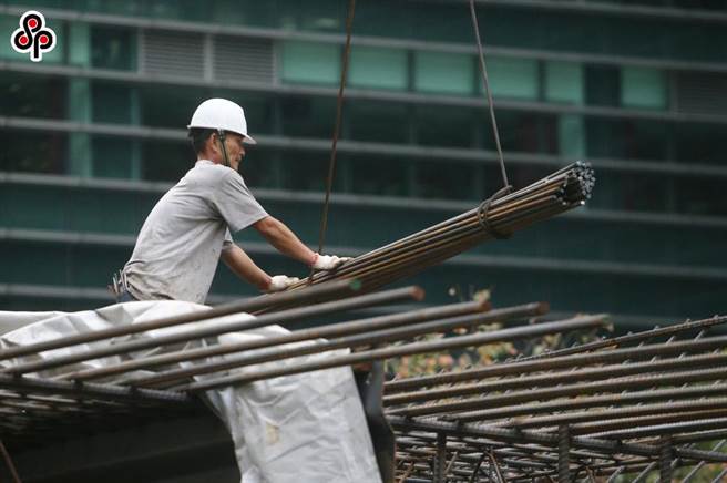 为满足产业需求，劳动部今天预告修正多个法规，拟开放全台符合标准的综合营造业、专业营造业、土木包工业等，最多可引进1万5000名移工。（报系资料照）